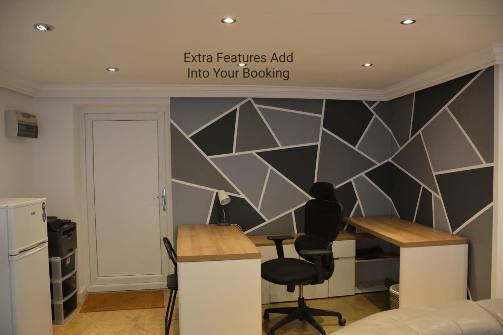 Cozy, Modern, Spacious 4 Bedroom House In London Romford Eksteriør bilde