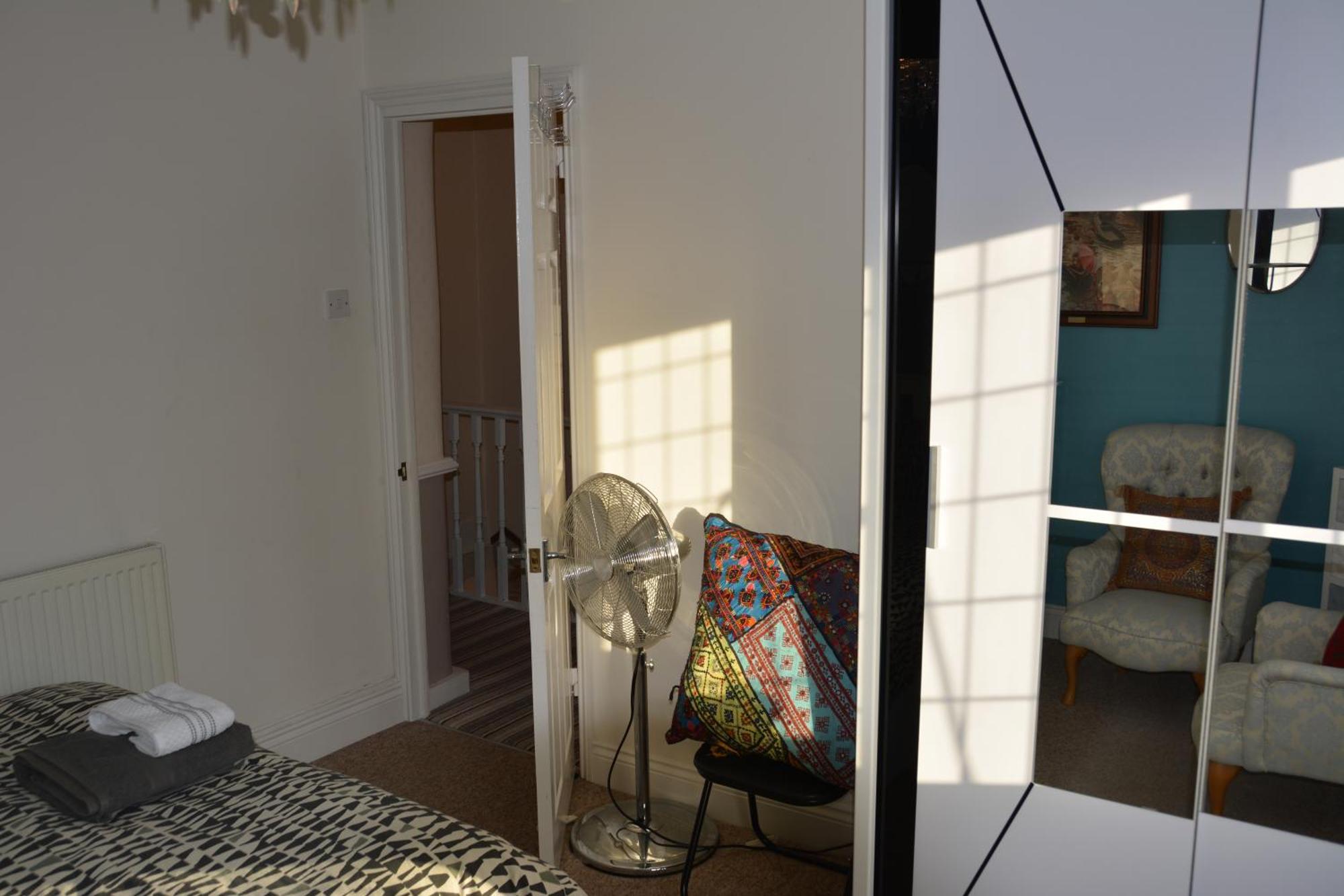 Cozy, Modern, Spacious 4 Bedroom House In London Romford Eksteriør bilde