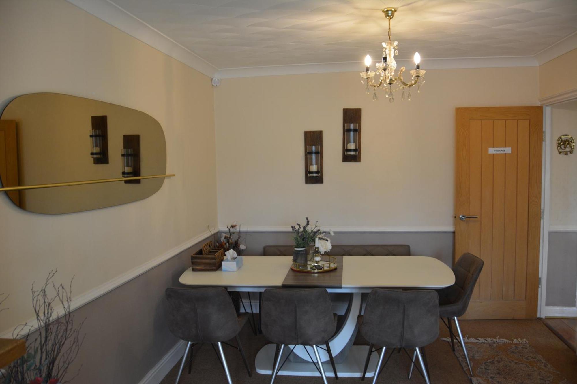 Cozy, Modern, Spacious 4 Bedroom House In London Romford Eksteriør bilde